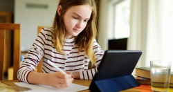 La Comunidad de Madrid abre el plazo de solicitud de las ayudas para adquirir recursos tecnológicos destinados a menores tutelados