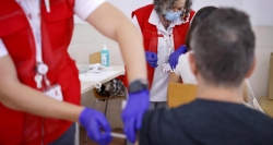 La Comunidad de Madrid inicia la vacunación de gripe y cuarta dosis de COVID a mayores de 60 años y grupos de riesgo, como pacientes crónicos o embara