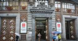 La Comunidad de Madrid expone en Navidad la primera fachada institucional decorada con 30 especies de plantas secas