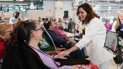 Díaz Ayuso garantiza a los pacientes de ELA que en Madrid están “en las mejores manos” y destaca la formación que recibirán sus cuidadores en el Zenda