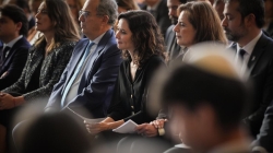 Díaz Ayuso en los 80 años de la liberación de la “monstruosidad” de Auschwitz: “No basta con rememorar la historia si se sigue despreciando a los vivo