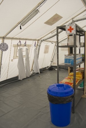 Voluntarios de Cruz Roja se preparan en El Plantío de Madrid para combatir el ébola