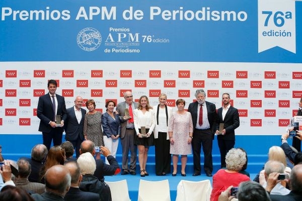 Cifuentes defiende extender a la política la “vocación por lo correcto” del periodismo