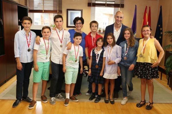 La alcaldesa de Pozuelo de Alarcón recibe a los deportistas del Club de Esgrima que han hecho podio en las últimas competiciones