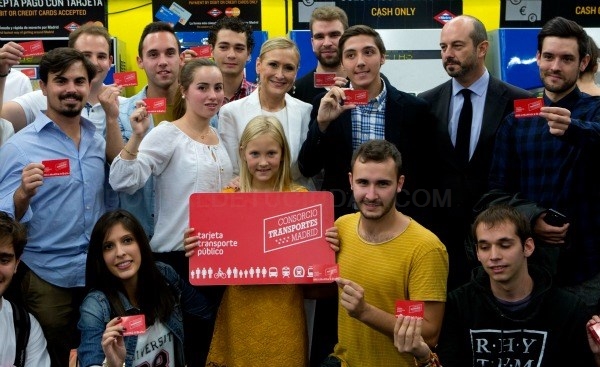Cifuentes comparte con los jóvenes el primer día del nuevo Abono a 20 euros