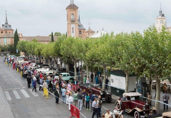 La Comunidad promociona el comercio local con una caravana de coches de época
