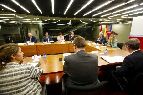 Comunidad y suministradoras  de energía se reúnen para avanzar sobre el acuerdo que garantice la luz y el gas a los madrileños sin recursos