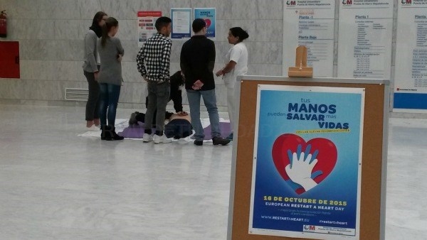 Profesionales de Puerta de Hierro imparten cursos de RCP básica a pacientes y visitantes del hospital