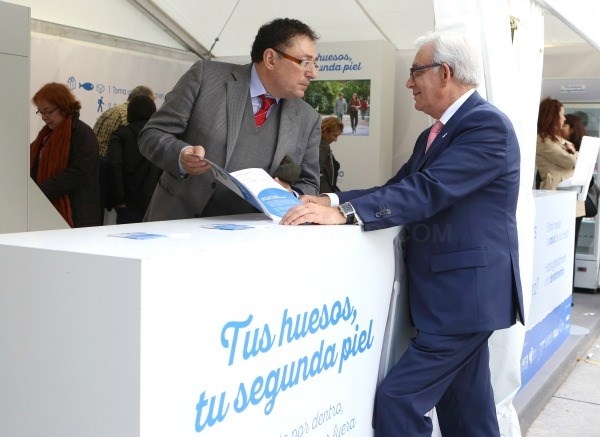 Sánchez Martos participa en la presentación de una campaña sobre osteoporosis