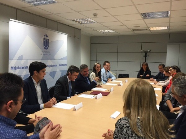 Tres jóvenes de Majadahonda reciben las becas de excelencia otorgadas por la Universidad Francisco de Vitoria