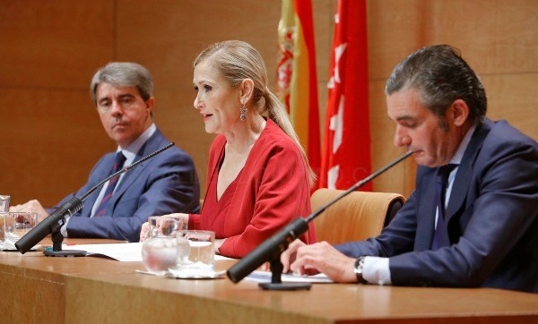 Cifuentes firma un acuerdo sobre derechos de los empleados públicos fruto del diálogo con los sindicatos