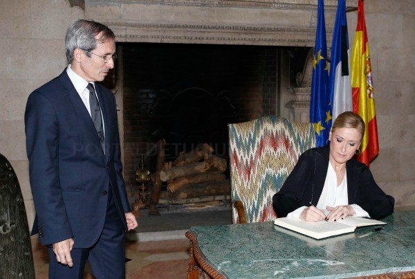 Cifuentes traslada al embajador francés la solidaridad del pueblo madrileño