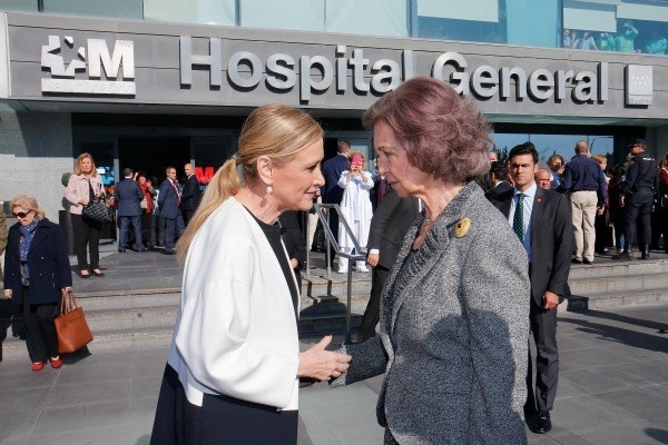 La presidenta regional destaca que La Paz ha contribuido al prestigio de la sanidad pública madrileña