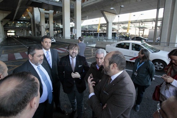 La Comunidad reforzará los controles en el aeropuerto para evitar el intrusismo y la competencia desleal en el sector del taxi