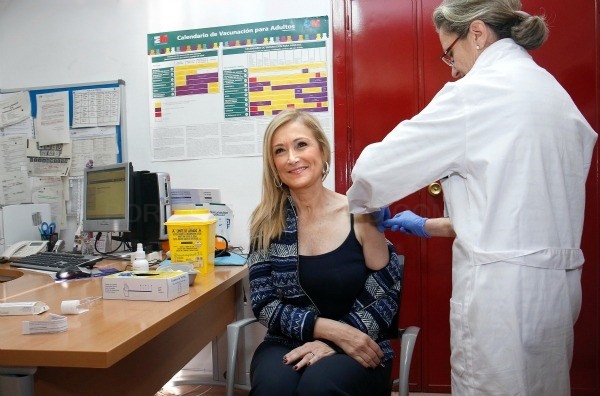 Cifuentes se suma a los casi 700.000 madrileños que se han vacunado ya frente a la gripe