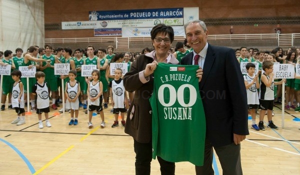 La alcaldesa de Pozuelo acompaña a los 400 jugadores del Club Baloncesto del municipio en la presentación de la temporada