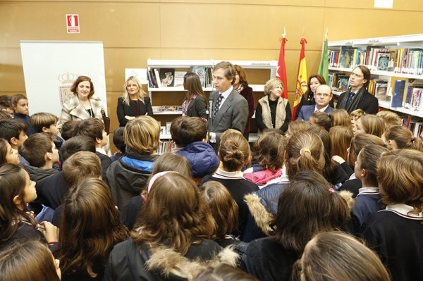 La Fundación Miguel Ángel Blanco cede libros y material para jóvenes a la biblioteca José Ortega y Gasset