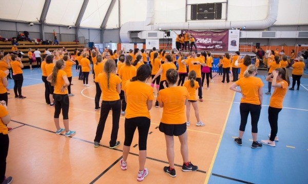 Pozuelo de Alarcón ha bailado zumba hoy en el Valle de las Cañas para luchar contra el cáncer