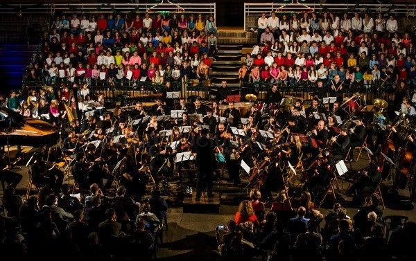 El concierto Pozuelo canta en Navidad reúne a 300 escolares y al coro y la orquesta sinfónica La Lira en el polideportivo El Torreón