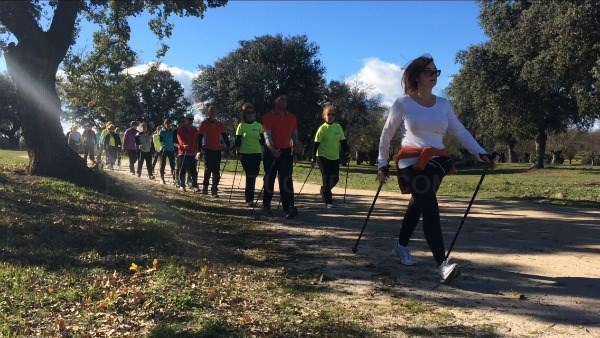 La I Caminata de Nordic Walking de Boadilla del Monte reunió ayer a un centenar de participantes