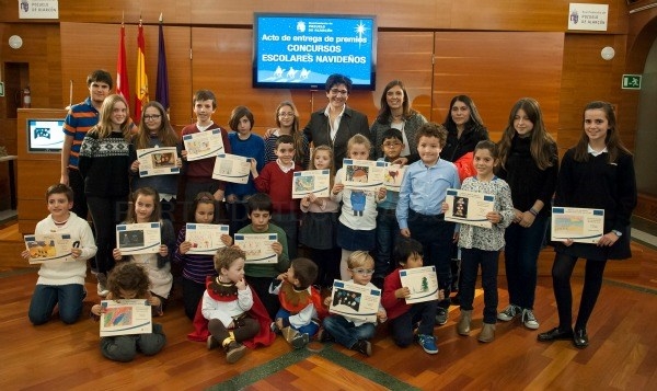 La alcaldesa de Pozuelo entrega los premios del concurso escolar de belenes, árboles y felicitaciones de Navidad