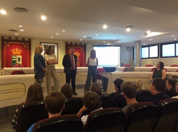 Un grupo de alumnos americanos de intercambio visita instalaciones municipales