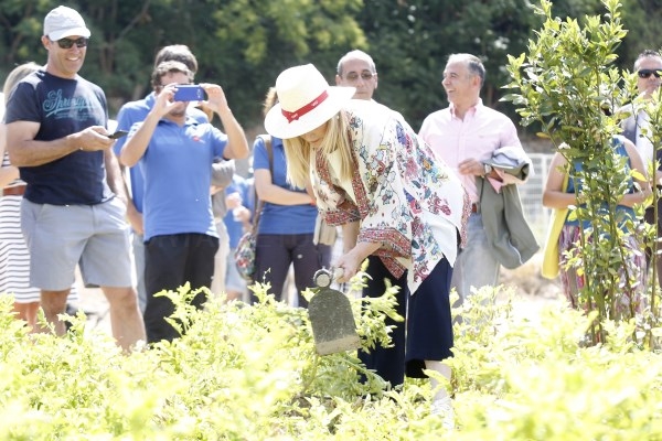 Cifuentes da su apoyo a los emprendedores que apuestan por la agricultura ecológica