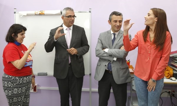 La Comunidad fomenta la integración social de personas con discapacidad auditiva