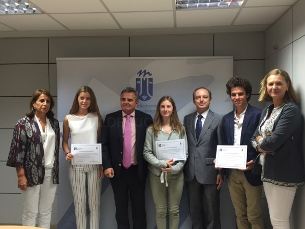 Tres jóvenes de Majadahonda reciben una beca de la Universidad Francisco de Vitoria