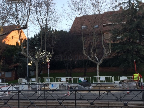 Comienzan las obras para mejorar las condiciones de espera de los viajeros en seis paradas de autobús