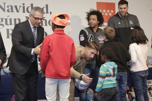 Los menores tutelados de la Comunidad reciben regalos de la Fundación Real Madrid