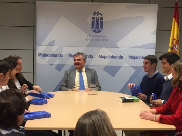 El Alcalde recibe a los ganadores del Torneo Intermunicipal de Debate de la Universidad Francisco de Vitoria.