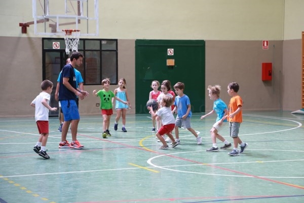 Más de setecientos niños disfrutarán de las Colonias Infantiles y Deportivas de verano en instalaciones municipales.