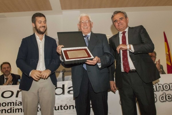 El Alcalde entrega reconocimientos empresariales a Pedro Labrandero y Natividad Pérez.