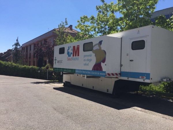El “mamobus” realiza reconocimientos para prevenir y detectar cáncer de mama en mujeres entre 50 y 69 años.