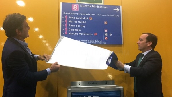 Se instala señalización bilingüe en la línea 8 de Metro