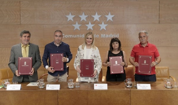 Cifuentes firma un nuevo acuerdo para el personal de la Administración de Justicia.