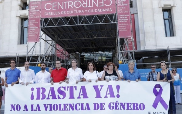 Minuto de silencio por el asesinato de una mujer en Getafe, víctima de la violencia de género