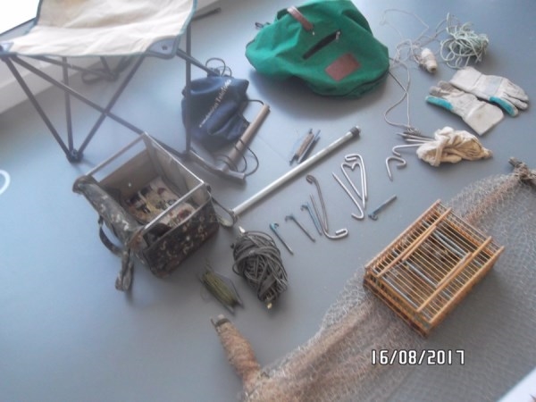La Policia decomisa jilgueros e instrumentos para su captura ilegal en el Pinar de Doña Consuelo.