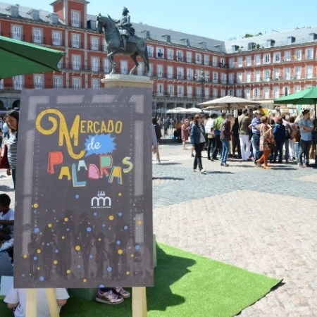 ‘Baile literario’ en El Español y música con mobiliario urbano en la plaza de Santa Ana