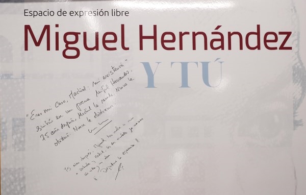 Cristina Cifuentes rinde homenaje a Miguel Hernández en el 75 aniversario de su muerte.