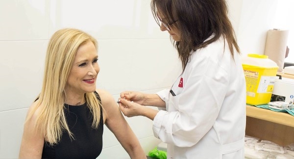 Cifuentes llama a los madrileños a vacunarse contra la gripe.