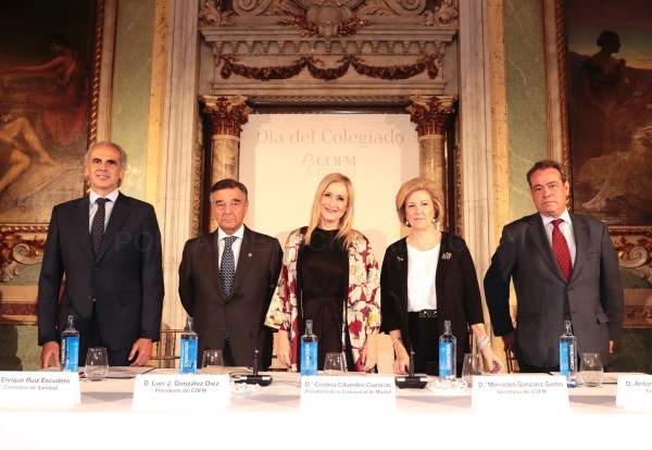 Cifuentes destaca el trabajo en favor de los madrileños de las 2.800 farmacias regionales.