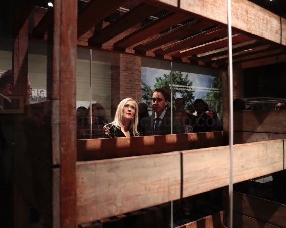 Cifuentes alerta sobre el efecto del odio al inaugurar una exposición sobre Auschwitz.