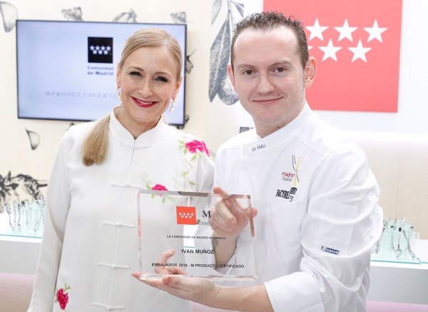 Cristina Cifuentes, ha entregado la chaquetilla que reconoce al chef madrileño Iván Muñoz como embajador de la Marca de los Alimentos de Madrid.