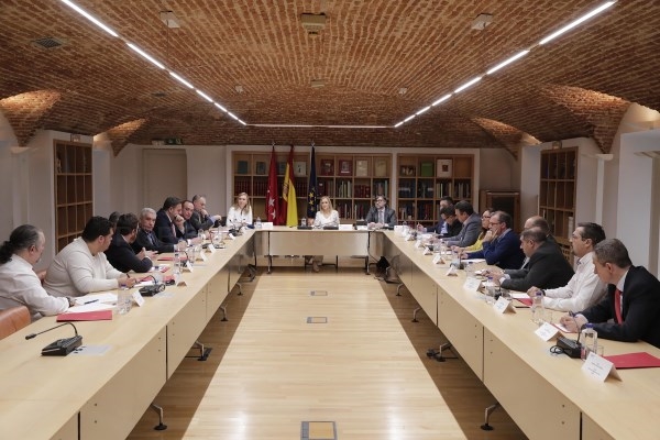 La presidenta se reúnes con Las asociaciones de taxistas.