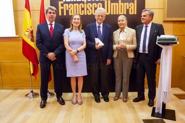 Santos Juliá recibe el Premio Umbral al Libro del Año “Transición”.