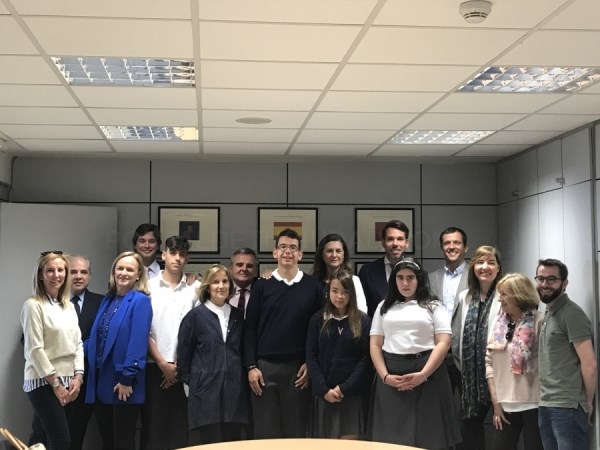 Alumnos del Colegio de Educación Especial Virgen de Lourdes hacen prácticas en el Ayuntamiento.