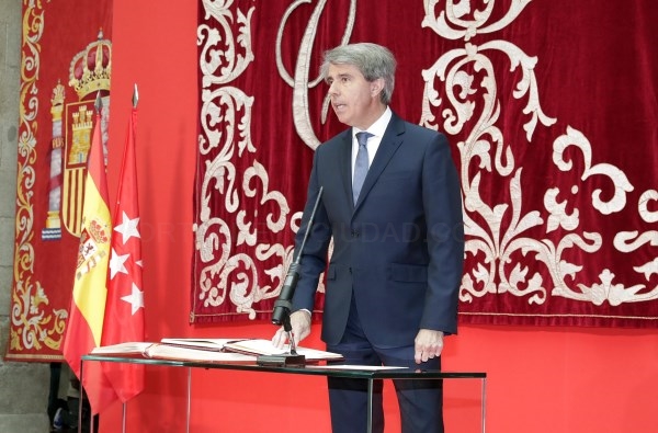 El nuevo presidente de la Comunidad de Madrid, Ángel Garrido, ha tomado posesión de su cargo.