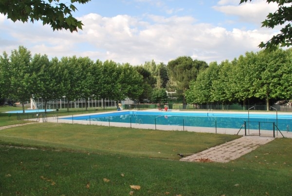 La piscina municipal acoge actividades infantiles para fomentar la igualdad.